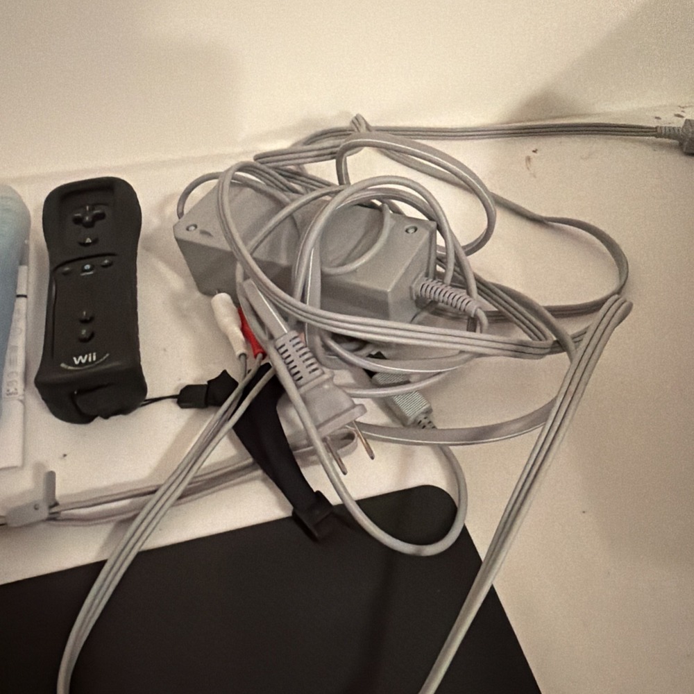 Nintendo Wii Console Black RVL-101 Bundle with Controllers and Accessories - Picture 7 of 8